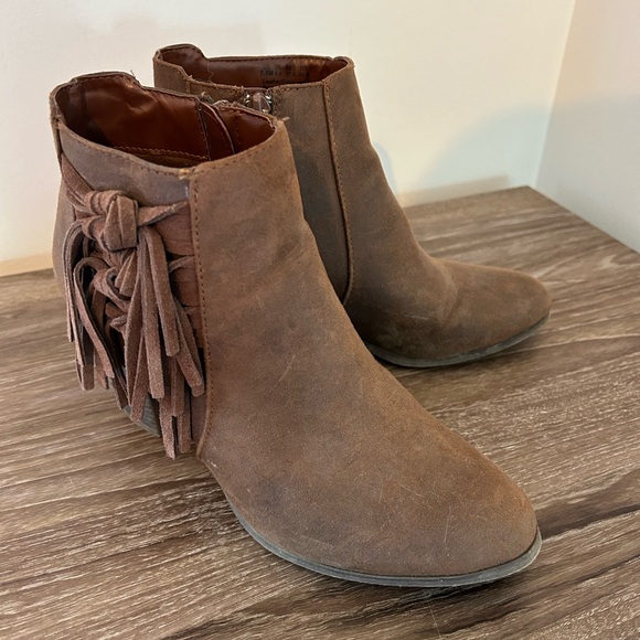 Cute ankle booties - Picture 1 of 7